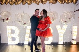 mensen samen op de foto met de lichtletters babay