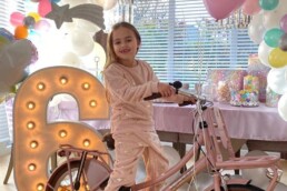 lichtletter cijfer 6 met een meisje op een fiets, onze bezorgkosten zijn € 0,60 per km