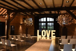 LICHTLETTERS LOVE IN EEN TROUWZAAL WAAR HET BRUIDSPAAR GAAT TROUWEN