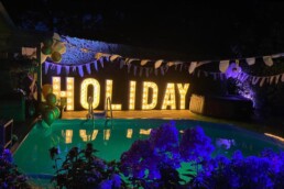 lichtletters in het woord holiday met lampjes