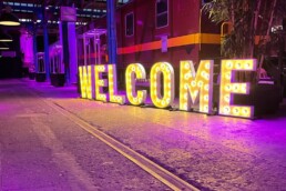 LICHTLETTERS WELCOME NAAR EEN WAGON OP EEN BEURS OM DE GASTEN TE ONTVANGEN