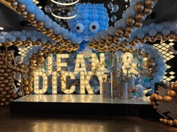 MOOIE LICHTLETTERS OMGEVEN MET BALLONNEN IN DE VORM VAN EEN OCTOPUS