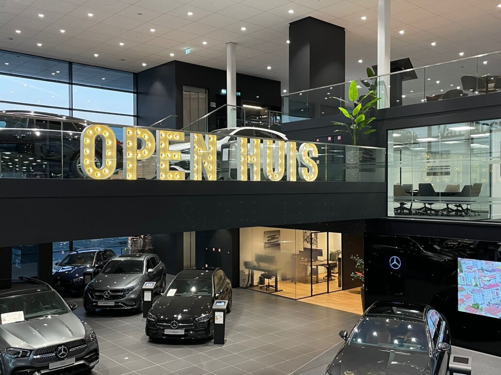 LICHTLETTERS TIJDENS EEN OPENING VAN EEN AUTODEALER