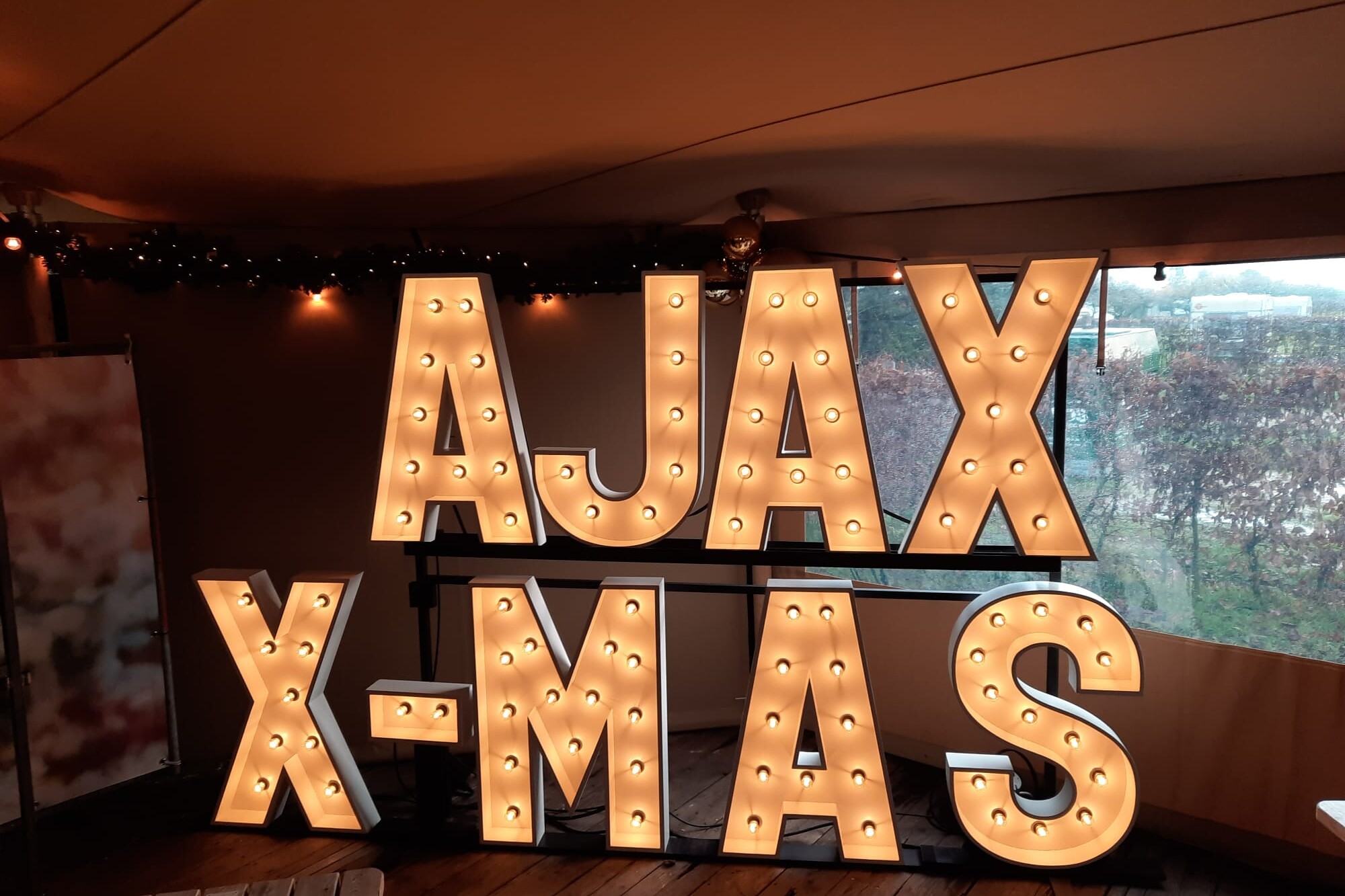 XL lichtletters op een stelling op een feest van Ajax