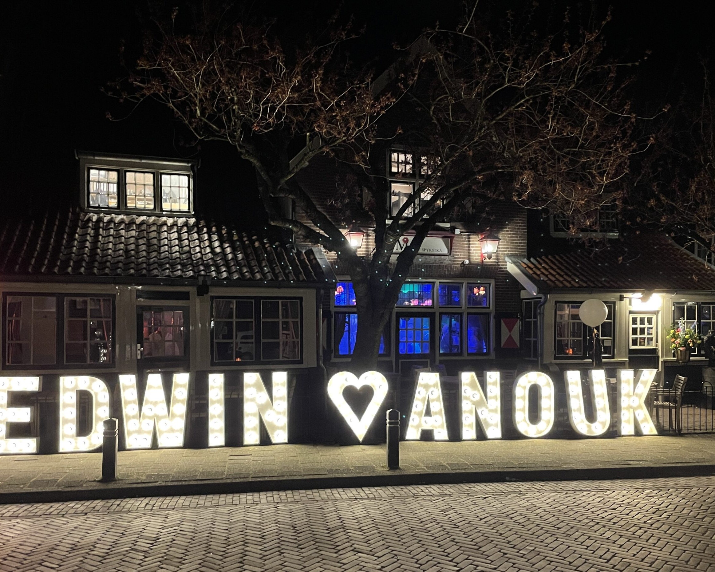 Grote lichtletters voor bruiloft huren 17 Grote verlichte lichtletters op luxe bruiloft of evenement