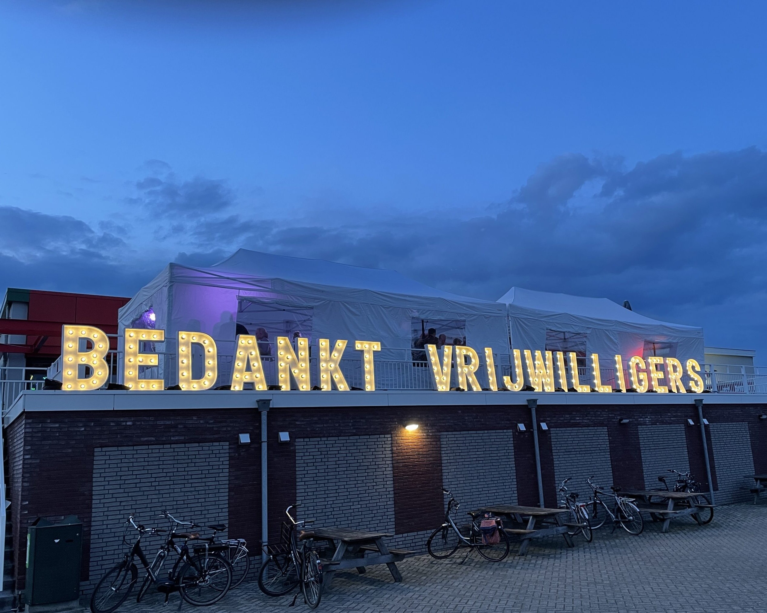Grote lichtletters huren voor evenement 16 Grote verlichte lichtletters tijdens buiten evenement